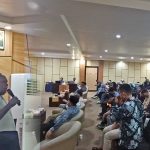 Calon Gubernur Papua Selatan, Romanus Mbaraka sedang menyampaikan materi dalam dialog – Surya Papua/IST