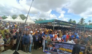 Ribuan warga yang memadati Lapangan Trikora-Tanah Merah mengikuti kampanye Cagub-Cawagub Papua Selatan, Romanus Mbaraka-Albert Muyak – Surya Papua/Frans Kobun