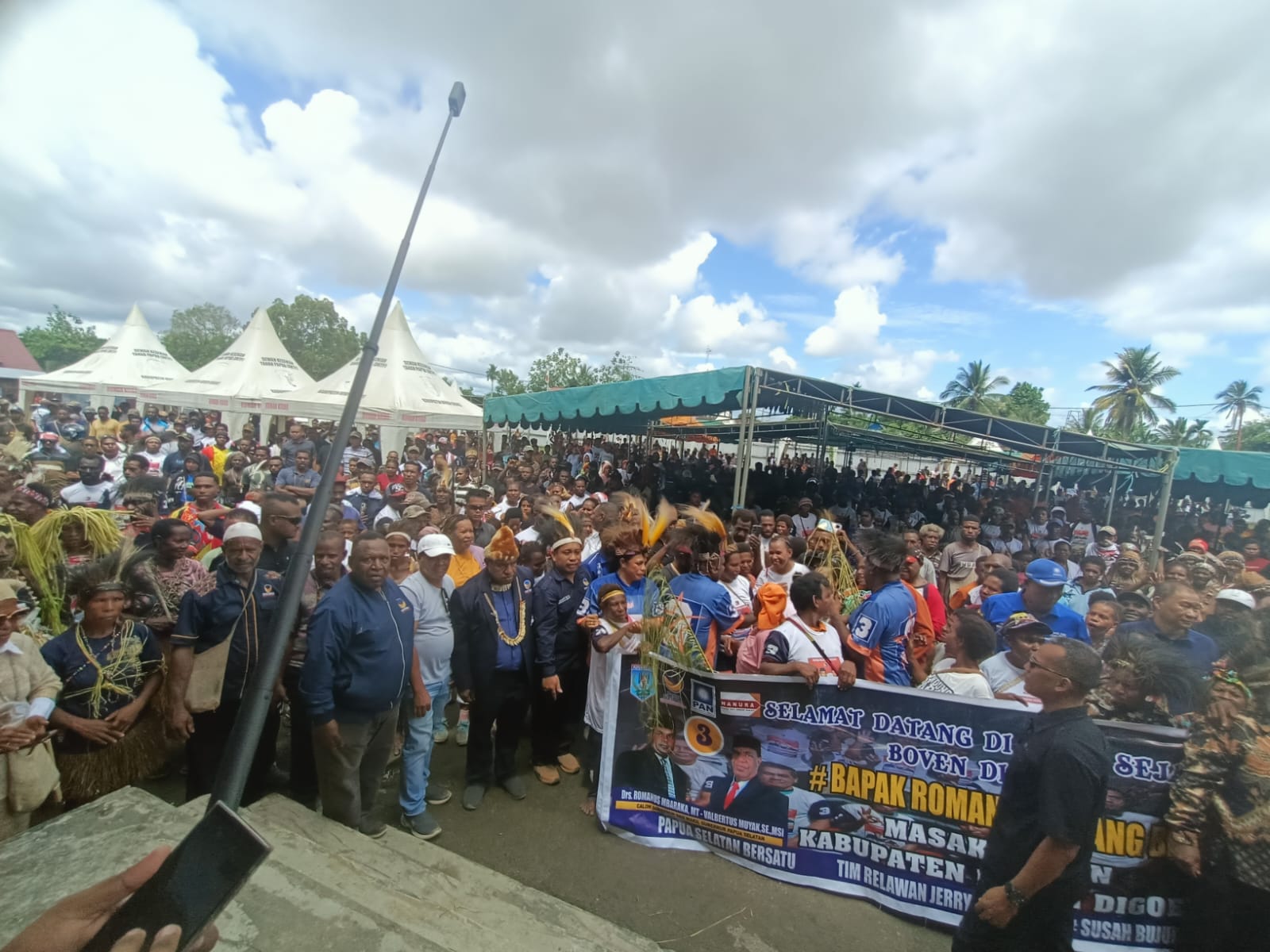 Ribuan warga yang memadati Lapangan Trikora-Tanah Merah mengikuti kampanye Cagub-Cawagub Papua Selatan, Romanus Mbaraka-Albert Muyak – Surya Papua/Frans Kobun