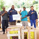 Serahterima bantuan mesin penggiling karet kepada masyarakat di dua kampung – Surya Papua/IST