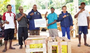 Serahterima bantuan mesin penggiling karet kepada masyarakat di dua kampung – Surya Papua/IST