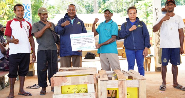 Serahterima bantuan mesin penggiling karet kepada masyarakat di dua kampung – Surya Papua/IST