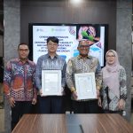 Foto bersama sekaligus penunjukkan sertifikat dari ISCC kepada PT Tunas Sawa Erma- Surya Papua/IST
