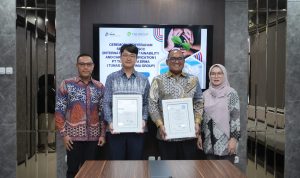 Foto bersama sekaligus penunjukkan sertifikat dari ISCC kepada PT Tunas Sawa Erma- Surya Papua/IST