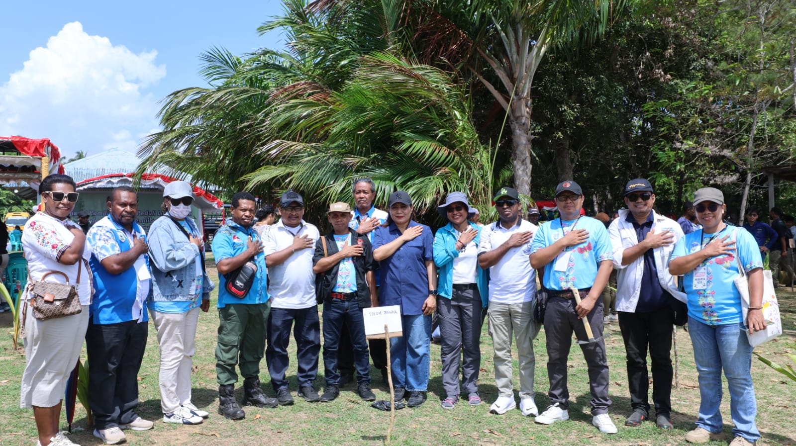 Foto bersama usai kegiatan penanaman anakan pohon di Kampung Wendu, Distrik Semangga, Kabupaten Merauke – Surya Papua/IST