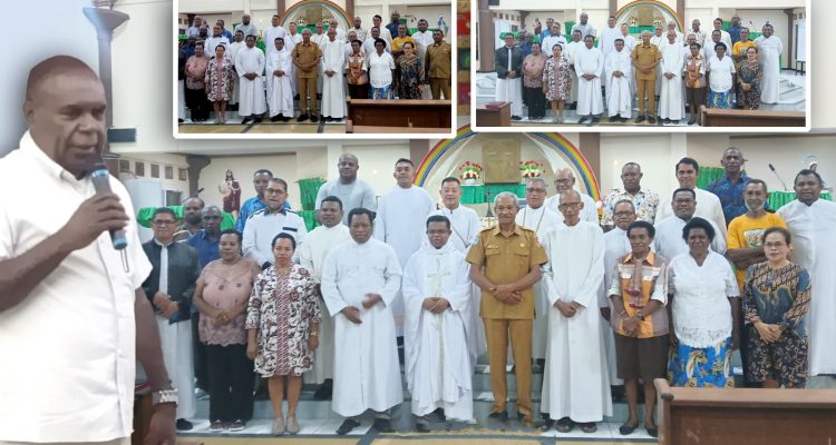 Sekretaris Daerah (Sekda) Merauke, Yeremias Paulus Ndiken foto bersama para pastor serta awam yang melakukan ziarah ke Yerusalem – Surya Papua/Frans Kobun