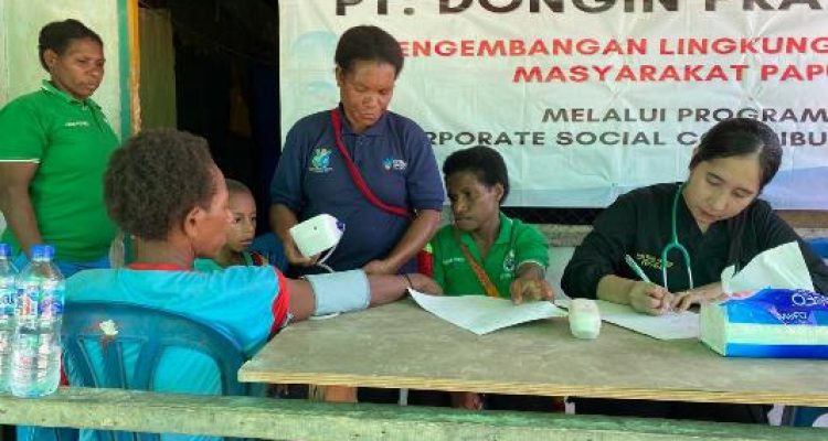 Pelayanan kesehatan oleh PT Dongin Prabhawa kepada masyarakat di Kampung Banamepe- Surya Papua/IST