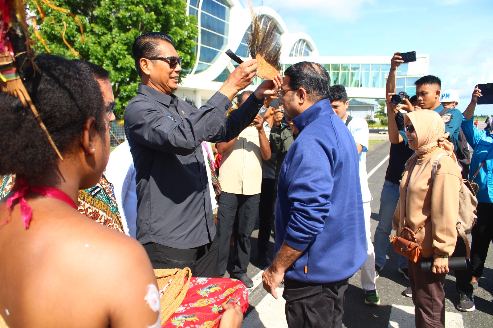 Menparekraf RI, Teuku Riefky Harsya ketika dijemput Penjabat Gubernur Papua Selatan sekaligus dikenakan atribut – Surya Papua/IST