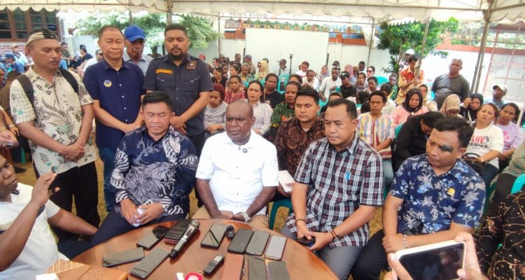 Calon Gubernur Papua Selatan, Romanus Mbaraka sedang memberikan keterangan pers kepada sejumlah wartawan didampingi pengurus koalisi serta sejumlah anggota DPR Papua Selatan – Surya Papua/Frans Kobun