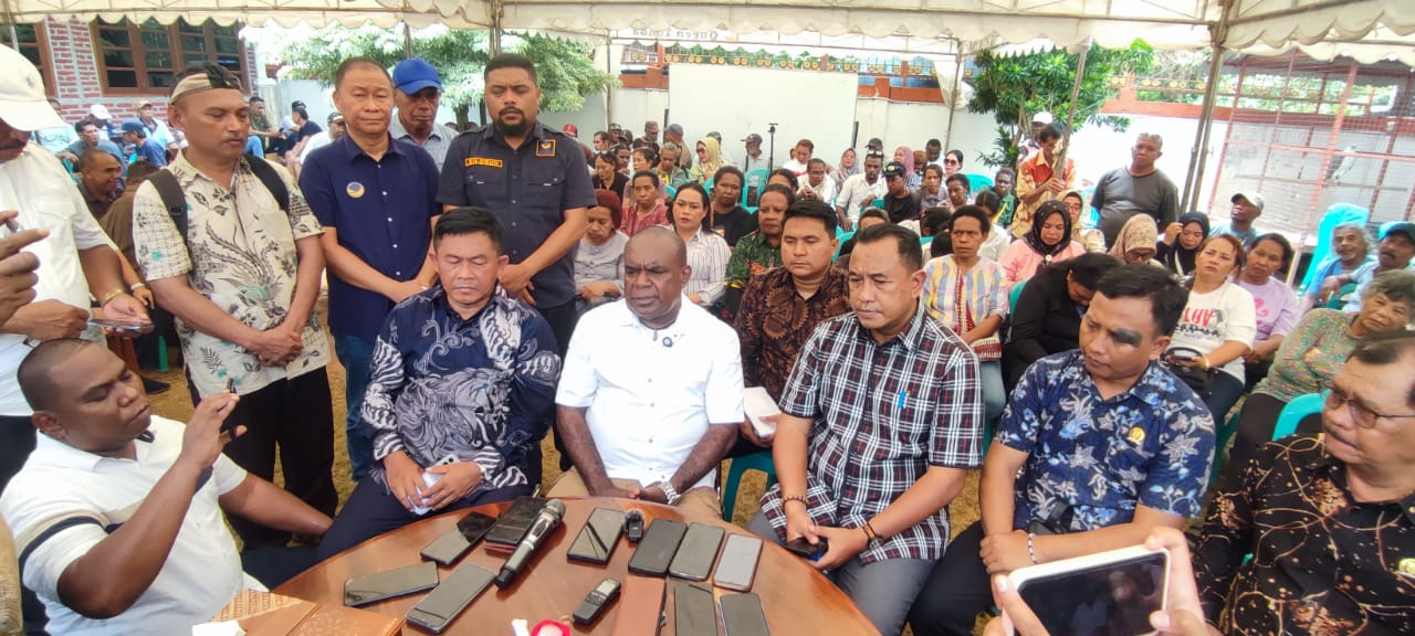 Calon Gubernur Papua Selatan, Romanus Mbaraka sedang memberikan keterangan pers kepada sejumlah wartawan didampingi pengurus koalisi serta sejumlah anggota DPR Papua Selatan – Surya Papua/Frans Kobun