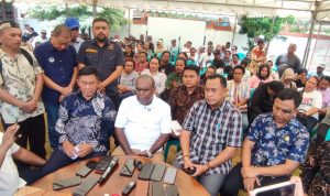 Keterangan pers yang diberikan Cagub Papua Selatan, Romanus Mbaraka kepada sejumlah wartawan – Surya Papua/Frans Kobun