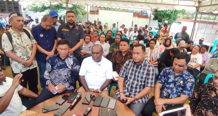 Keterangan pers yang diberikan Cagub Papua Selatan, Romanus Mbaraka kepada sejumlah wartawan – Surya Papua/Frans Kobun