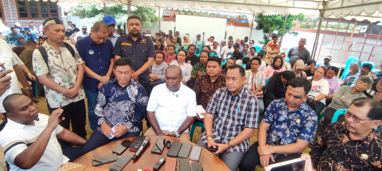 Keterangan pers yang diberikan Cagub Papua Selatan, Romanus Mbaraka kepada sejumlah wartawan – Surya Papua/Frans Kobun