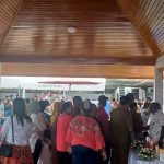 Bupati Merauke, Romanus Mbaraka didampingi isterinya sedang menerima tamu saat open house – Surya Papua/Frans Kobun