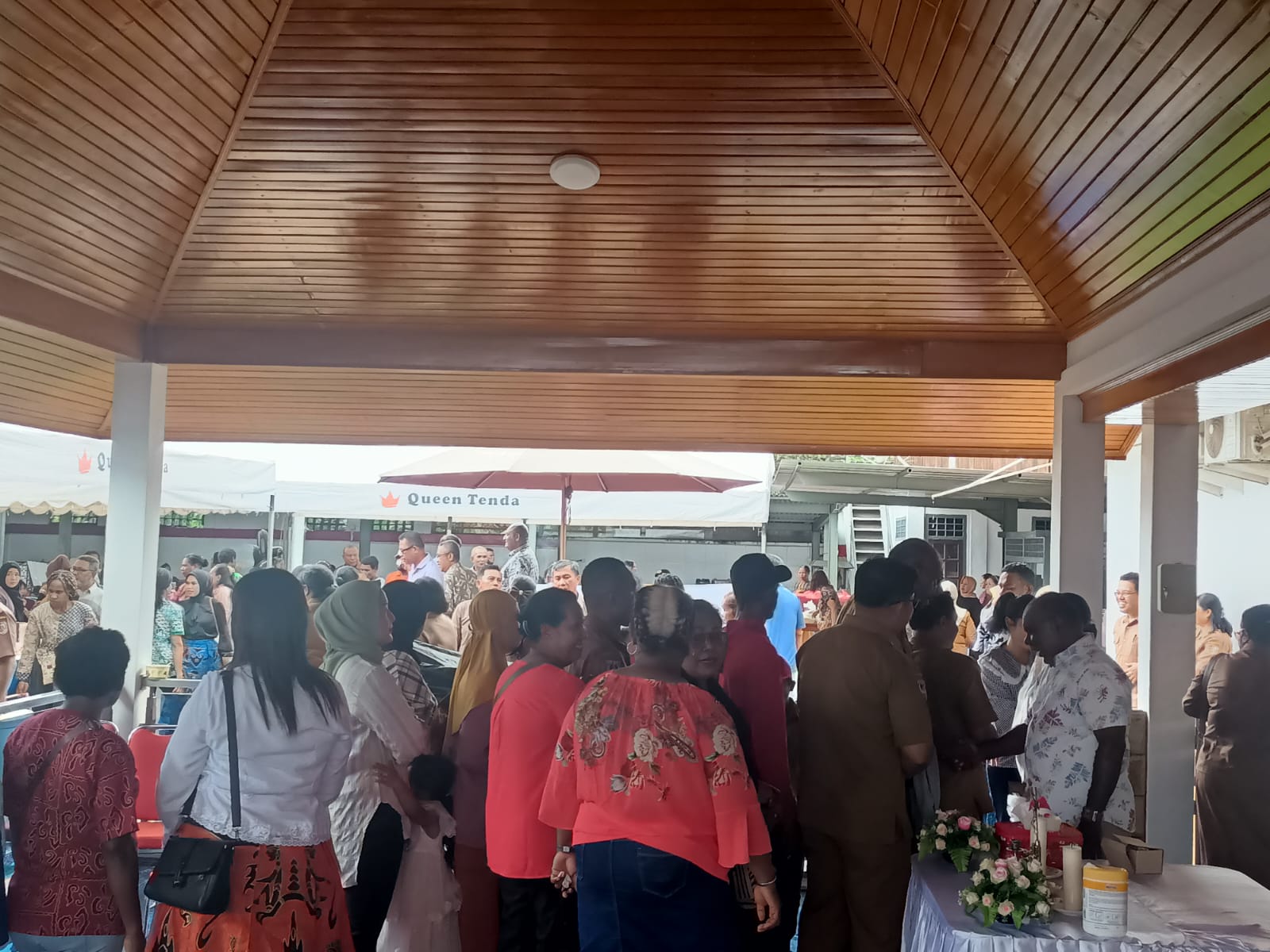 Bupati Merauke, Romanus Mbaraka didampingi isterinya sedang menerima tamu saat open house – Surya Papua/Frans Kobun