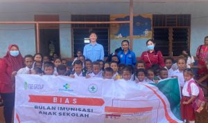 Foto bersama anak-anak usai kegiatan imunisasi yang dilaksanakan PT Dongin Prabhawa – Surya Papua/IST