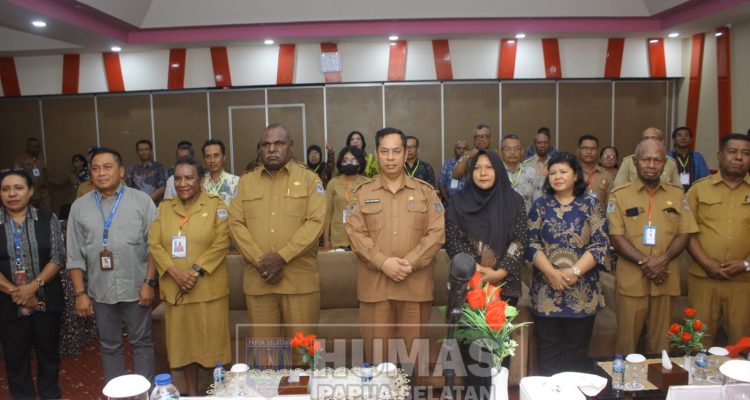 Asisten I Bidang Pemerintahan dan Kesejahteraan Rakyat Setda Provinsi Papua Selatan, Agustinus Joko Guritno foto bersama para pengawas – Surya Papua/IST