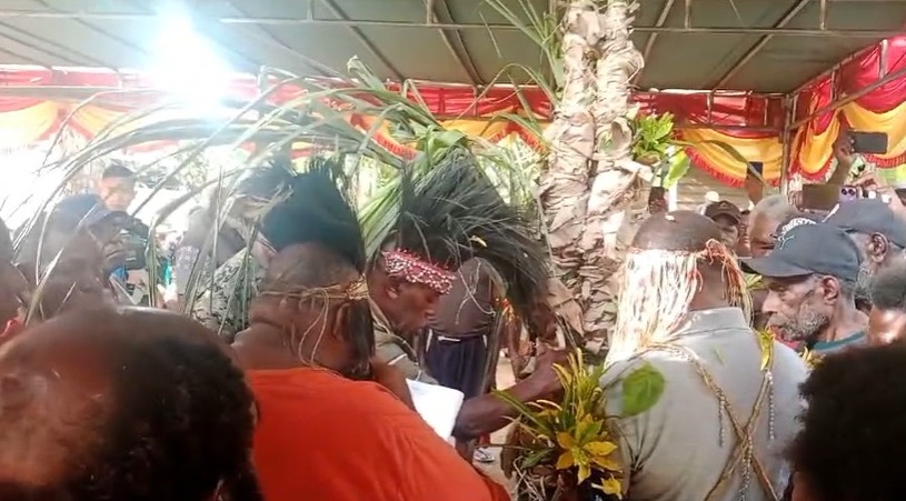 Prosesi ritual adat sekaligus pembacaan sikap dari masyarakat adat Marind-Kanum – Surya Papua/IST