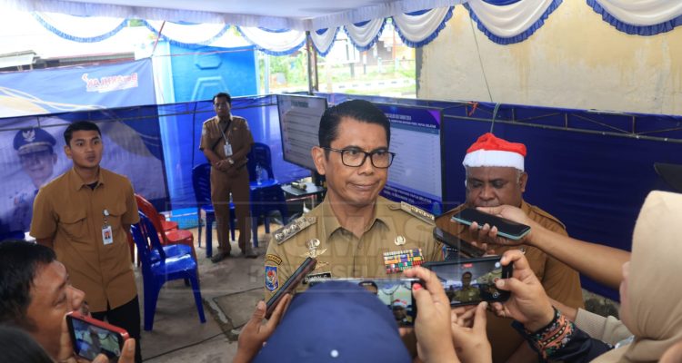 Penjabat Gubernur Papua Selatan, Rudy Sufahriadi sedang memberikan keterangan pers kepada sejumlah wartawan- Surya Papua/IST