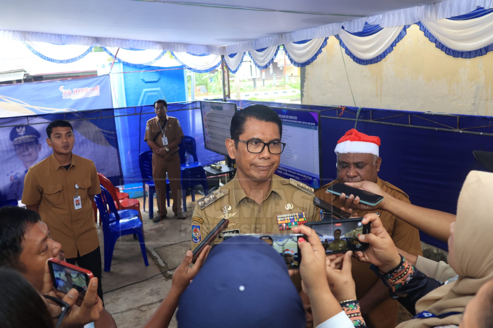 Penjabat Gubernur Papua Selatan, Rudy Sufahriadi sedang memberikan keterangan pers kepada sejumlah wartawan- Surya Papua/IST