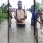 Sejumlah masyarakat di tengah banjir di salah satu kampung di Distrik Waan, Kabupaten Merauke – Surya Papua/IST