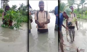 Sejumlah masyarakat di tengah banjir di salah satu kampung di Distrik Waan, Kabupaten Merauke – Surya Papua/IST