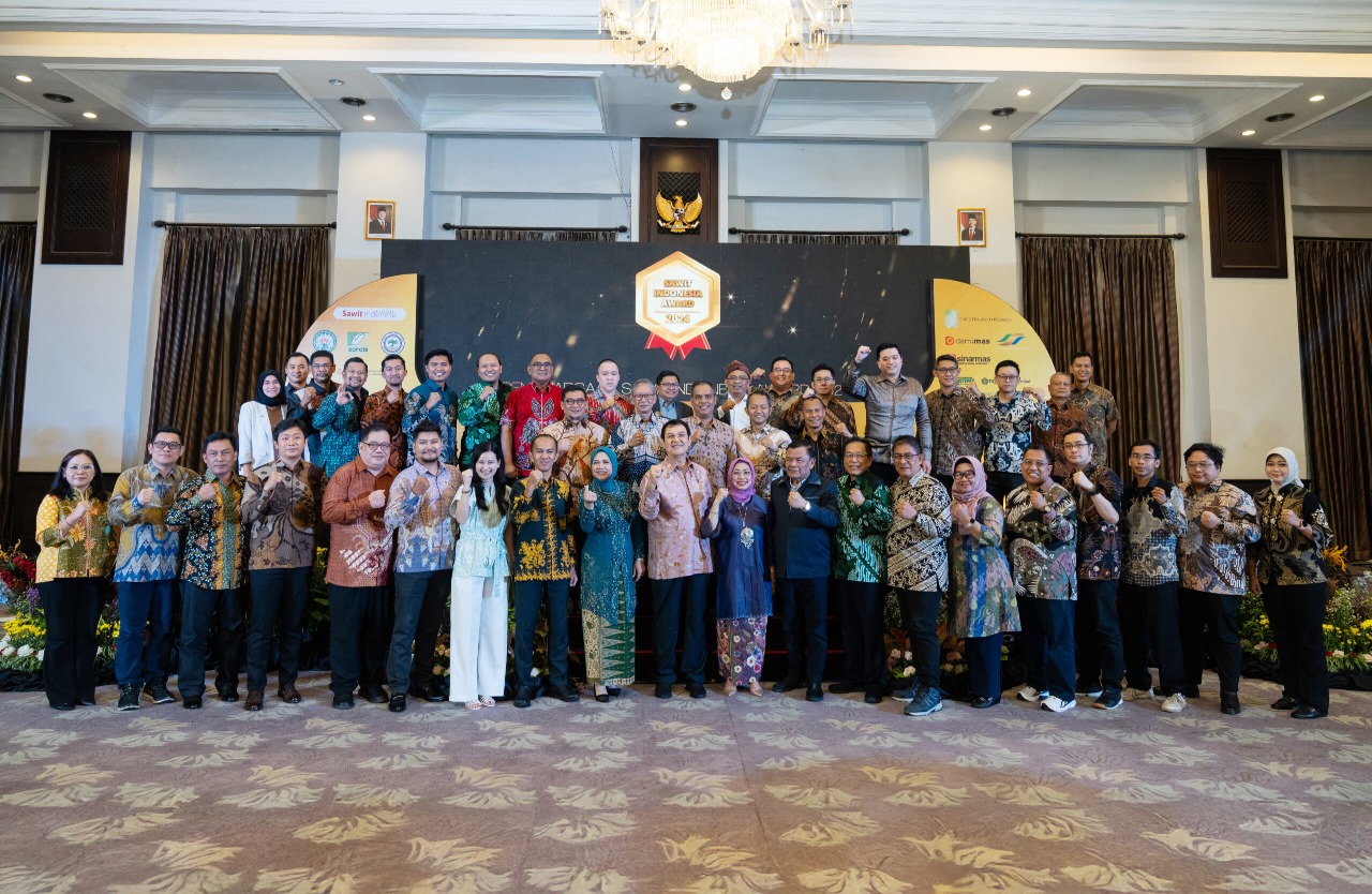 Foto bersama usai penerimaan penghargaan yang diberikan kepada TSE Group – Surya Papua/IST