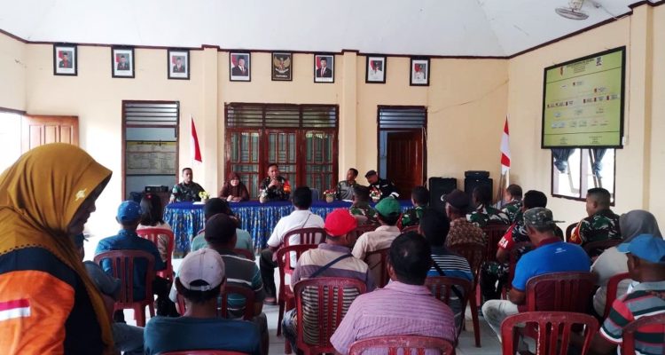 Dansatgas Pangan wilayah Kabupaten Merauke , Provinsi Papua Selatan, Mayjen TNI Ahmad Rizal Ramdhani sedang memberikan arahan kepada petani – Surya Papua/IST