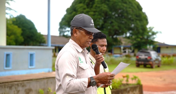 Daniel Sim Ayomi A.Md, S.Sos, S.H, MPA,Pimpinan TSE Group sedang membacakan sambutan Menteri Ketenagakerjaan RI – Surya Papua/IST