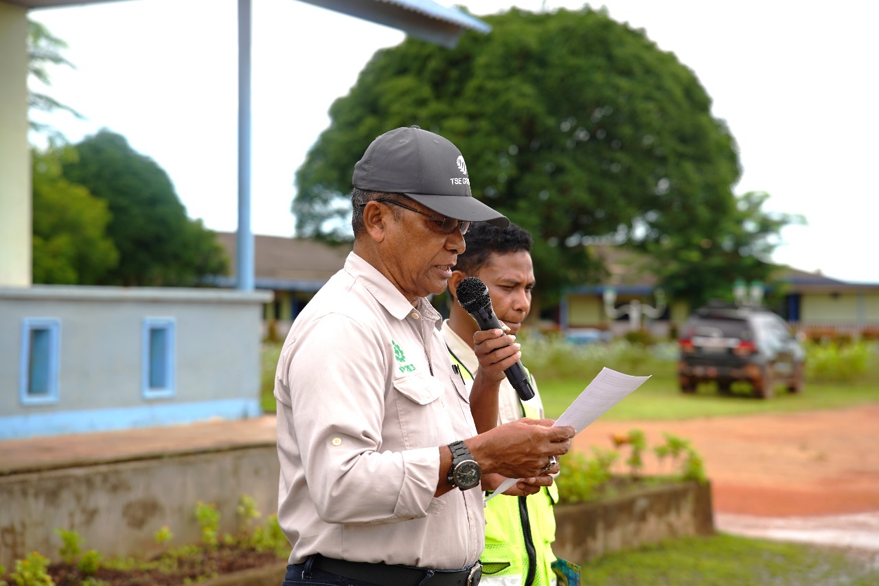 Daniel Sim Ayomi A.Md, S.Sos, S.H, MPA,Pimpinan TSE Group sedang membacakan sambutan Menteri Ketenagakerjaan RI – Surya Papua/IST