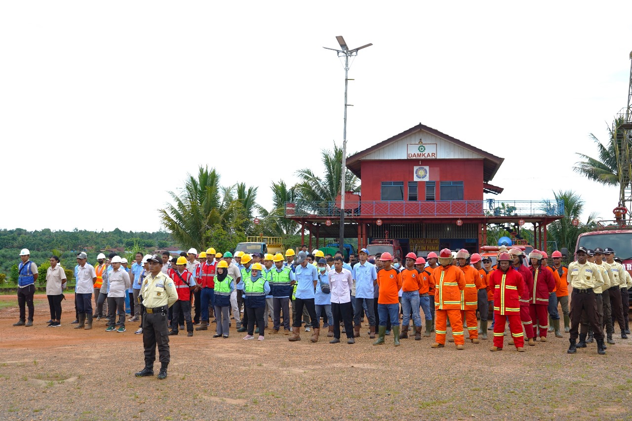 Karyawan TSE Group dan Korindo Abadi sedang mengikuti apel bersama – Surya Papua/IST