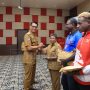 Penjabat Gubernur Papua Selatan, Rudy Sufahriadi sedang menyerahkan bantuan dana kepada atlet dan pelatih – Surya Papua/IST