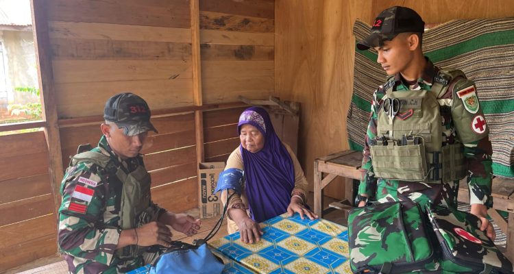 Salah seorang warga sedang melakukan pemeriksaan kesehatan- Surya Papua/IST