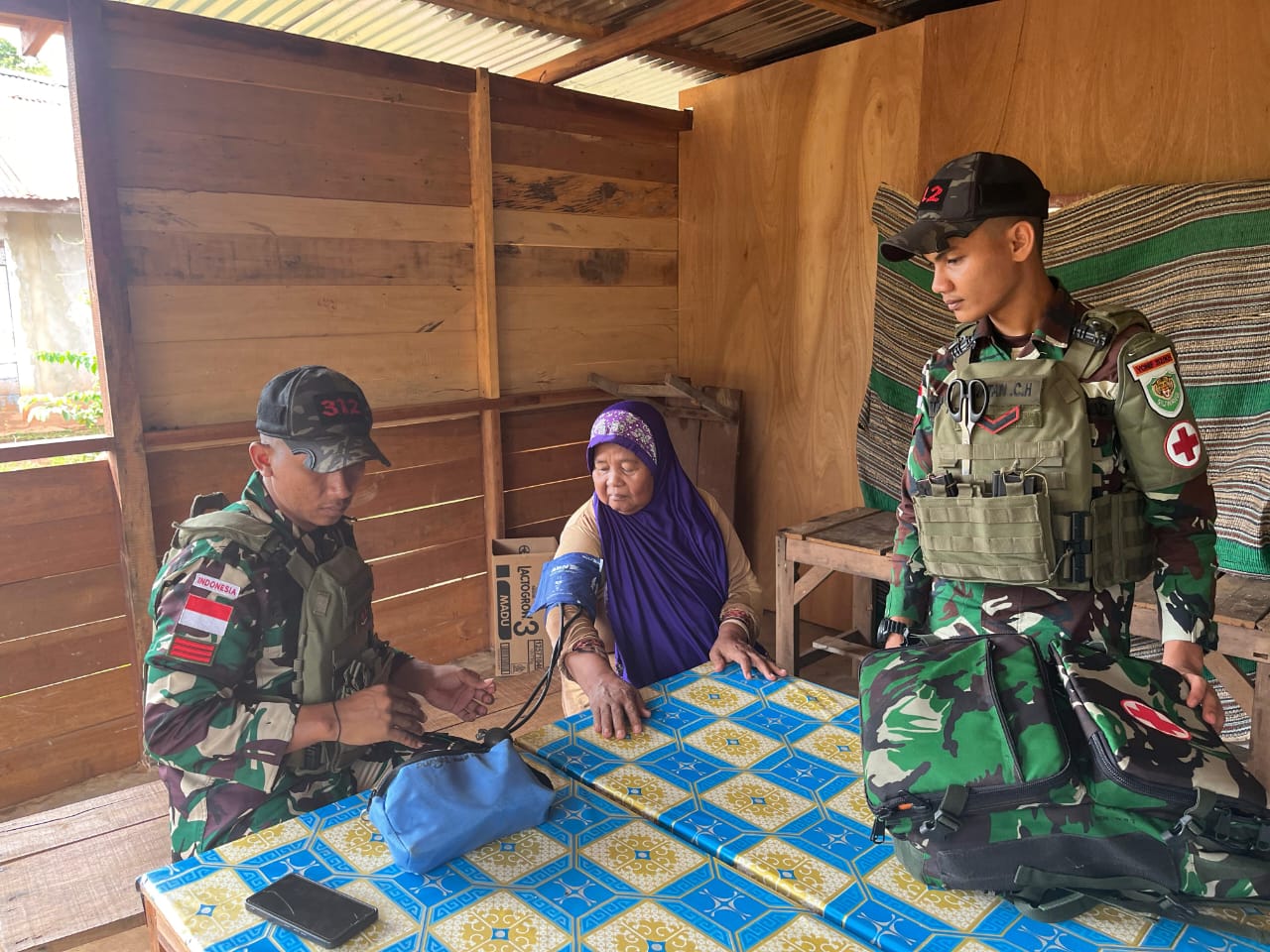 Salah seorang warga sedang melakukan pemeriksaan kesehatan- Surya Papua/IST