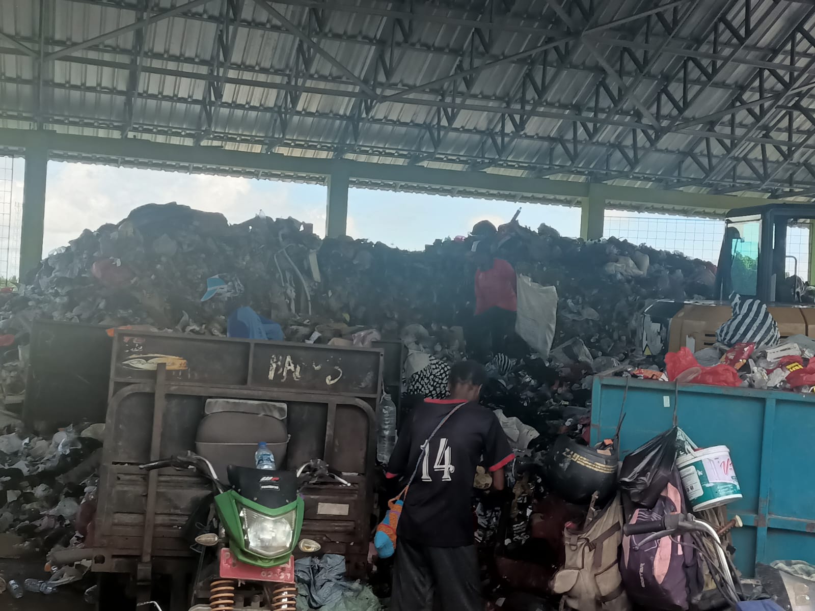 Sampah menggunung di area TPS di Jalan Dorem Kai, Kampung Imbuti – Surya Papua/Frans Kobun