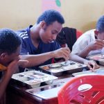 Anak-anak di SMPN Buti sedang menikmati makan gratis yang merupakan program Presiden RI, Prabowo Subianto – Surya Papua/IST