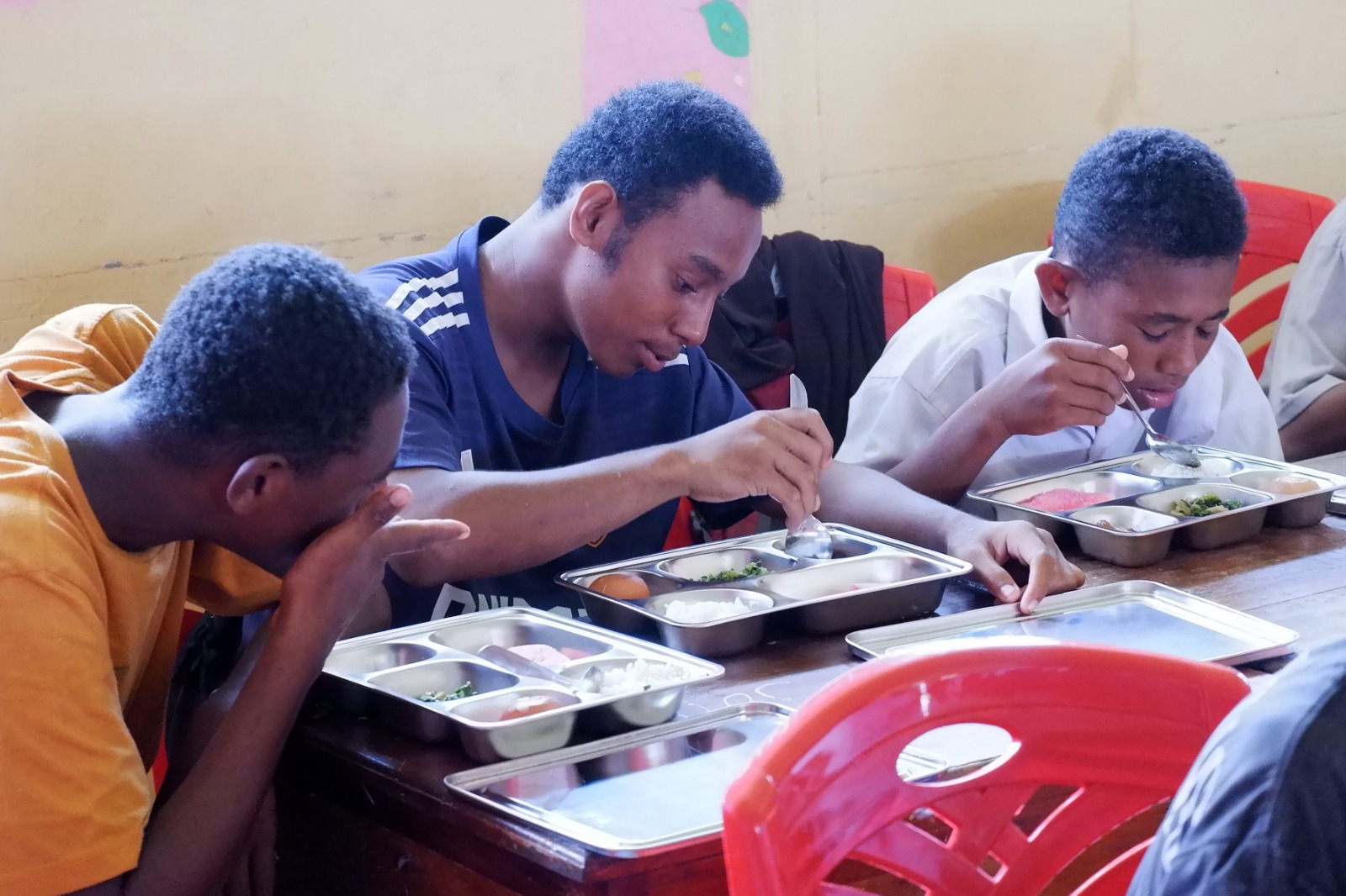 Anak-anak di SMPN Buti sedang menikmati makan gratis yang merupakan program Presiden RI, Prabowo Subianto – Surya Papua/IST