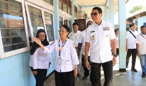 Penjabat Gubernur Papua Selatan, Rudy Sufahriadi sedang meninjau di SMKN 1 Merauke – Surya Papua/IST