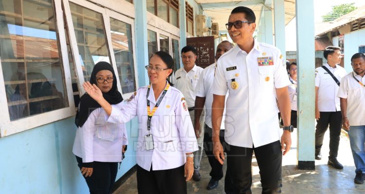 Penjabat Gubernur Papua Selatan, Rudy Sufahriadi sedang meninjau di SMKN 1 Merauke – Surya Papua/IST