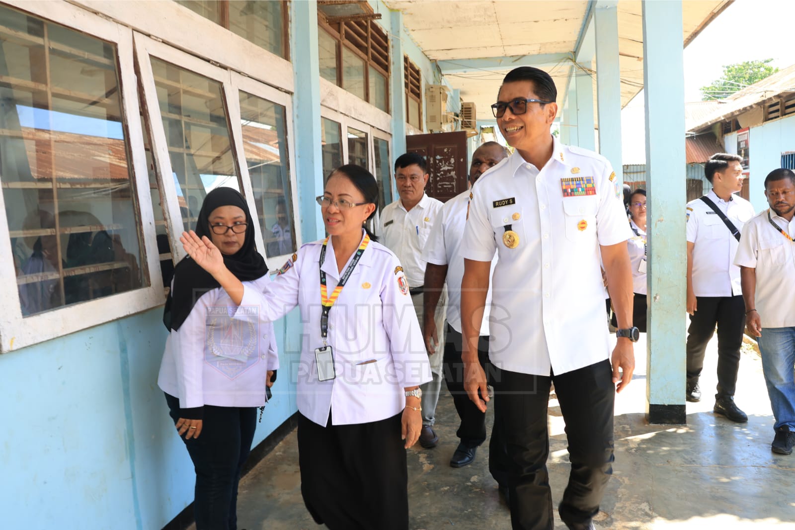 Penjabat Gubernur Papua Selatan, Rudy Sufahriadi sedang meninjau di SMKN 1 Merauke – Surya Papua/IST