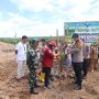 Kapolres Merauke, Ajun Komisaris Besar Polisi (AKBP) Leonardo Yoga bersama stakeholder terkait sedang menanam jagung – Surya Papua/ist