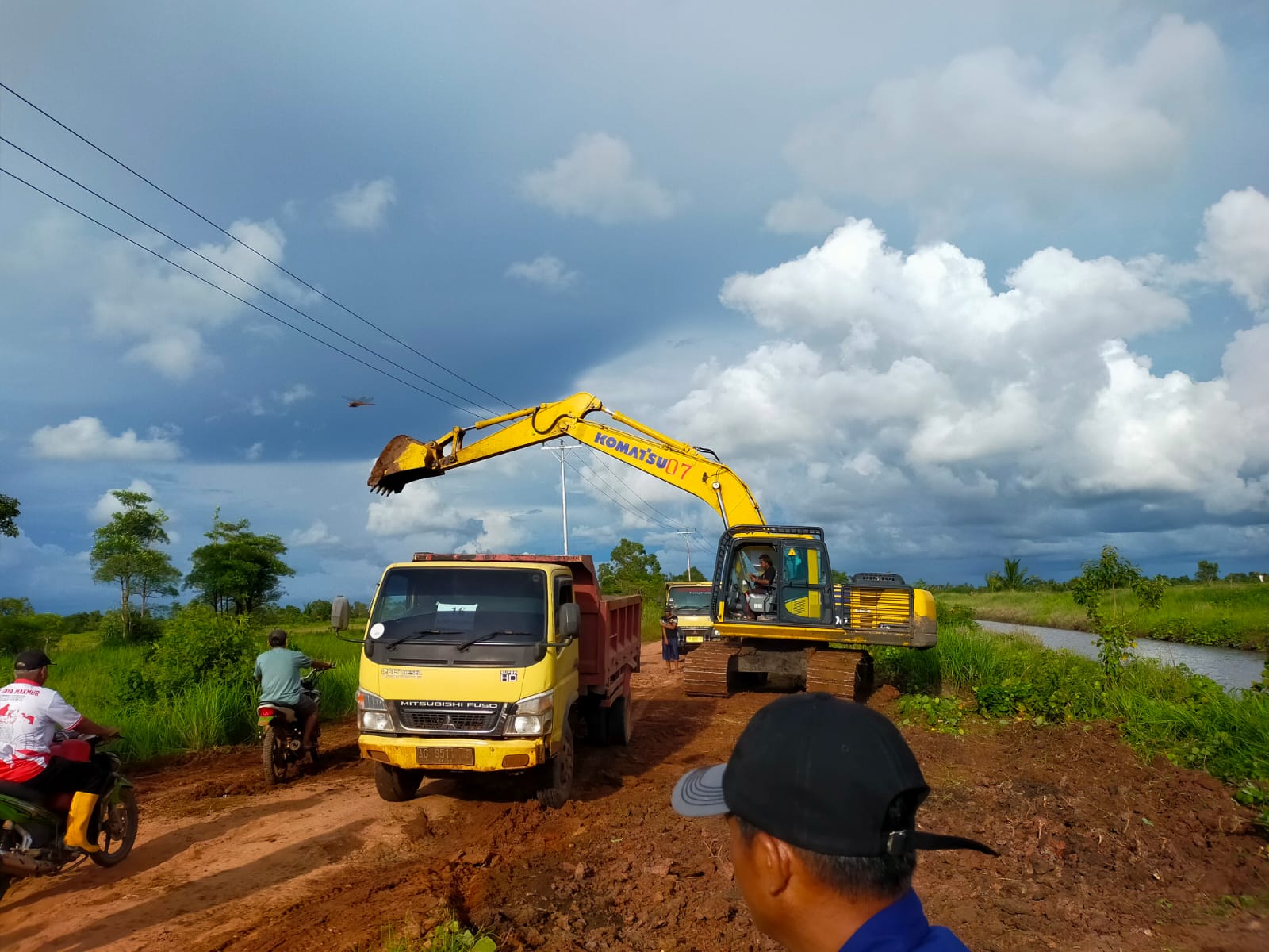 Exavator yang sedang bekerja beberapa hari lalu melakukan pengerukan jalan rusak – Surya Papua/IST