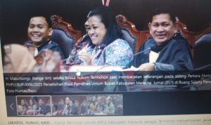 Ketua KPU Kabupaten Merauke bersama kuasa hukum saat sidang gugatan di Mahkamah Konstitusi – Surya Papua/IST