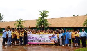 Foto bersama TSE Group bersama para suster (biarawati) serta siswa-siswi SMPN 7 Camp 19- Surya Papua/IST