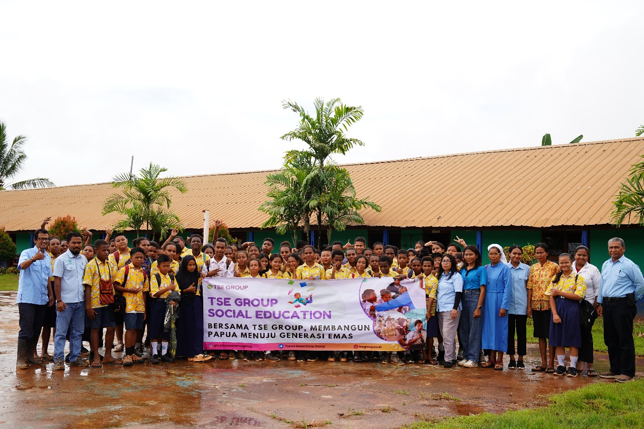 Foto bersama TSE Group bersama para suster (biarawati) serta siswa-siswi SMPN 7 Camp 19- Surya Papua/IST