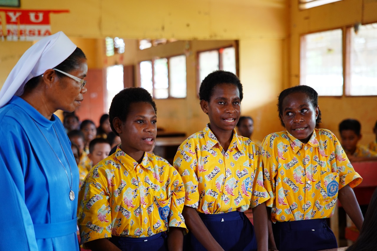 Salah seorang suster sedang mendampingo siswa-siswi dalam kegiatan bersama TSE Group – Surya Papua/IST