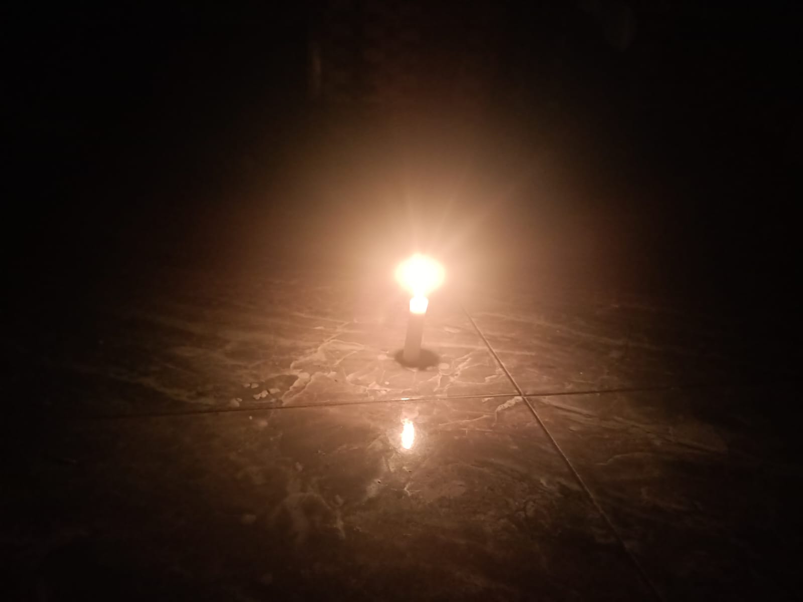 LIlin yang digunakan sebagai alternatif saat listrik padam berjam-jam – Surya Papua/Frans Kobun