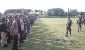 Danrem 174/ATW, Brigjen TNI Andy Setyawan sedang melakukan pemeriksaan barisan saat apel gelar pasukan di Lapangan Kapsul Waktu – Surya Papua/IST