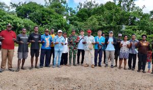 Foto bersama sekaligus pelepasliaran tukik kura-kura moncong babi oleh masyarakat bersama pihak TSE Group – Surya Papua/IST