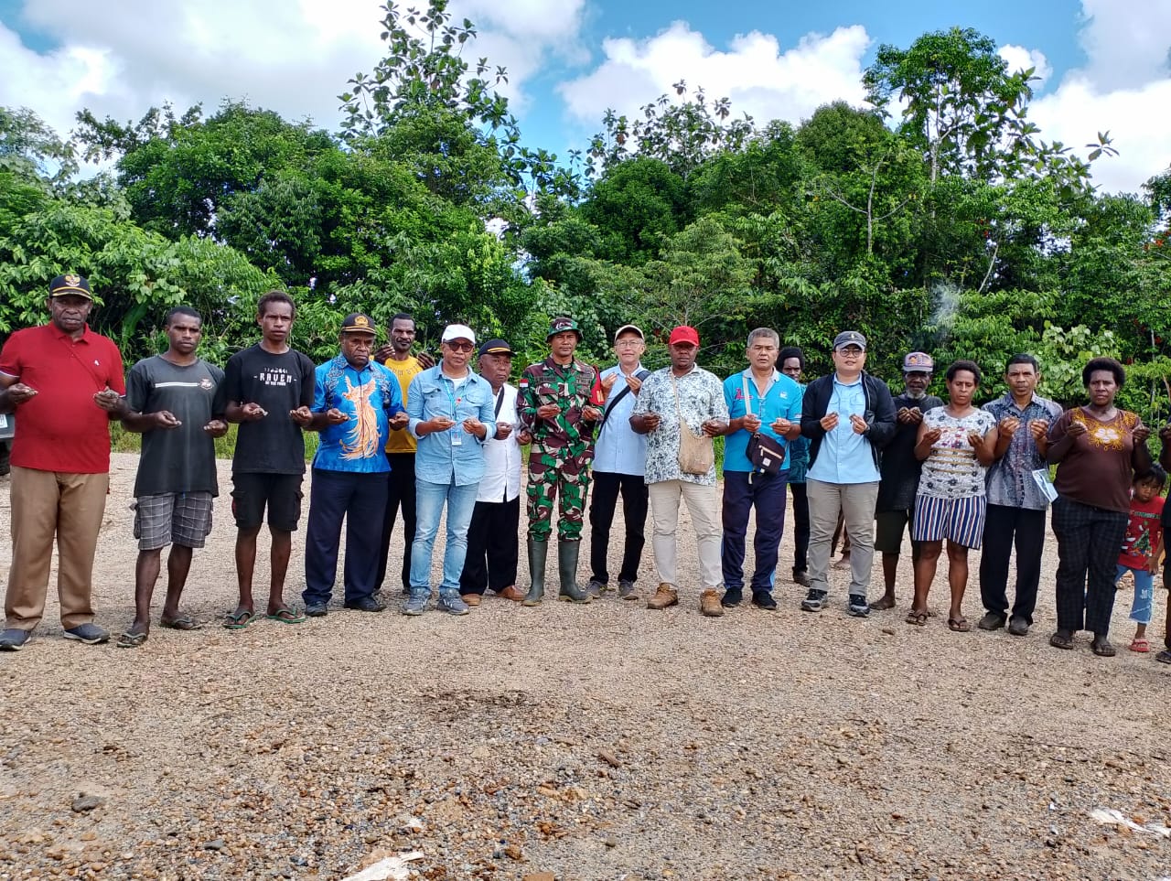 Foto bersama sekaligus pelepasliaran tukik kura-kura moncong babi oleh masyarakat bersama pihak TSE Group – Surya Papua/IST